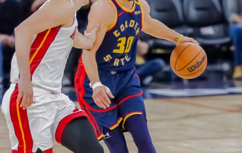 开云体育-包含库里连续三场比赛得分超过惊险取胜，瑞士队挑战极限！的词条